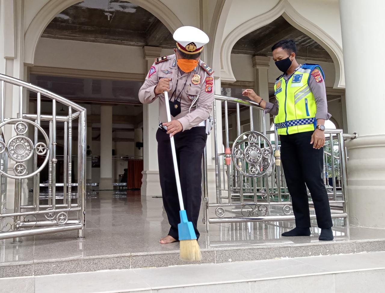 You are currently viewing Jelang Puasa, Personel Lantas Aceh Singkil Bersih-bersih Masjid