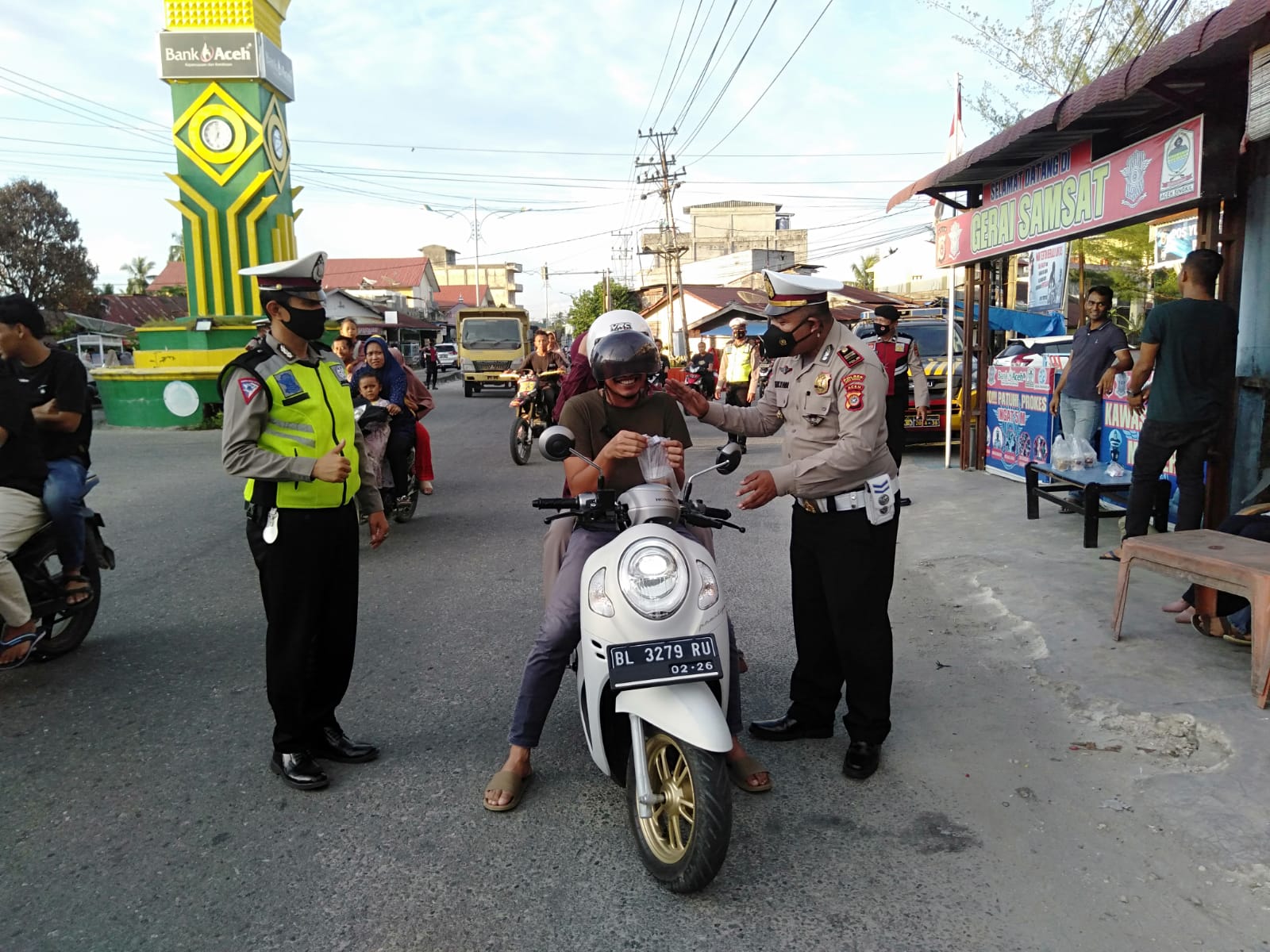 You are currently viewing Satlantas Polres Aceh Singkil Bagi Takjil