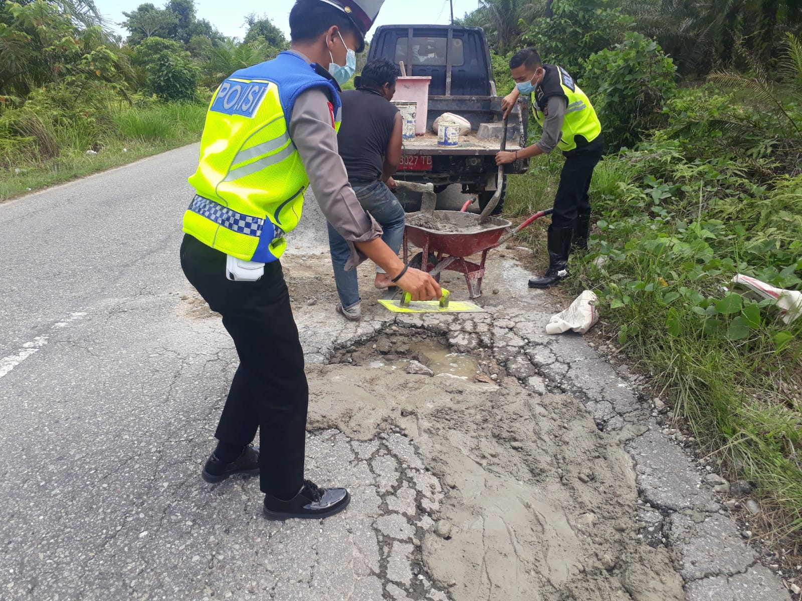 You are currently viewing Cegah Lakalantas Jelang Mudik, Polisi di Aceh Singkil Tambal Jalan Berlubang
