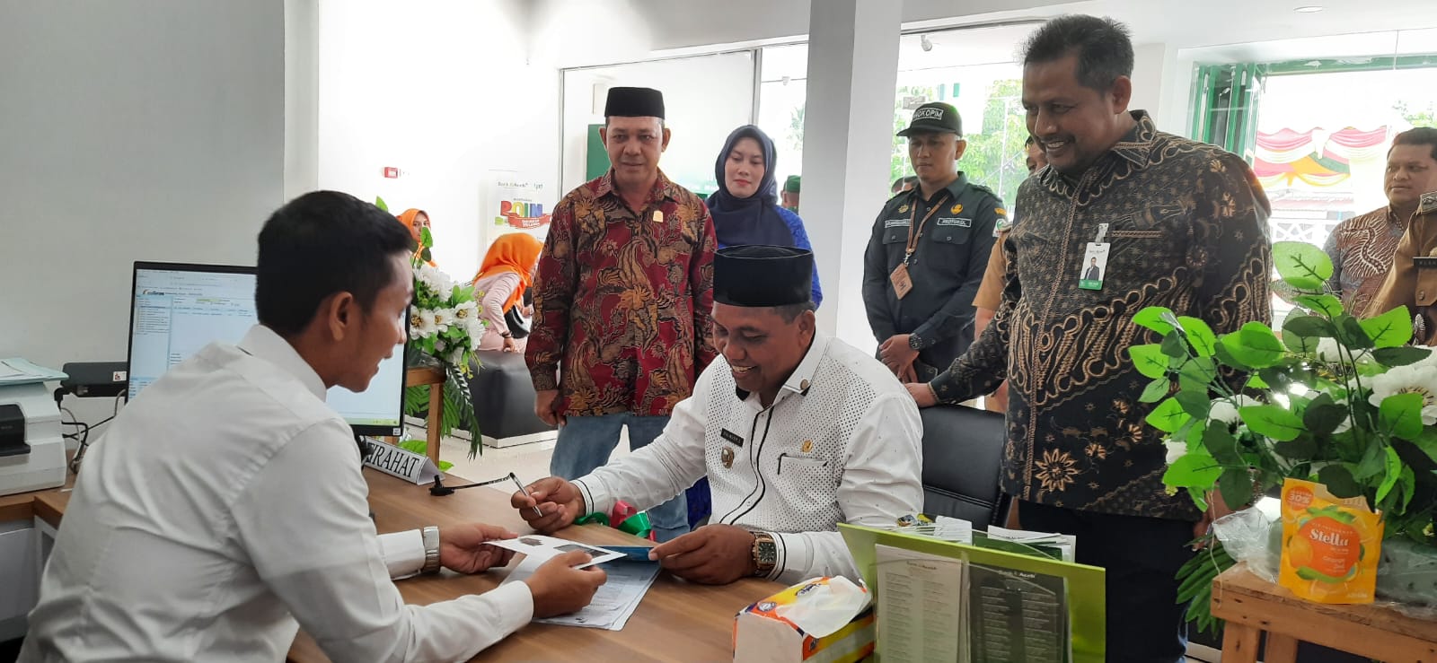 You are currently viewing Bank Aceh Resmi Beroperasi di Pulau Banyak, Nasabah Pertama Bupati Aceh Singkil