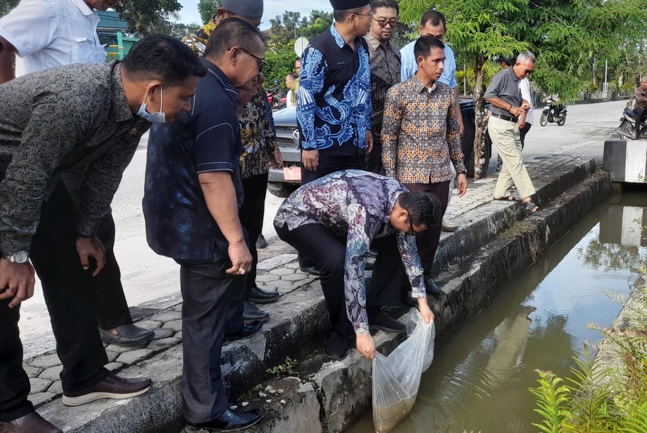 You are currently viewing Tebar Ribuan Bibit Ikan Nila, Marthunis Ubah Parit Jalan Ibukota Singkil Seperti Kolam