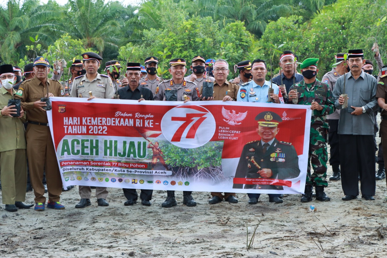 You are currently viewing Polres Aceh Singkil Tanam 3.209 Mangrove