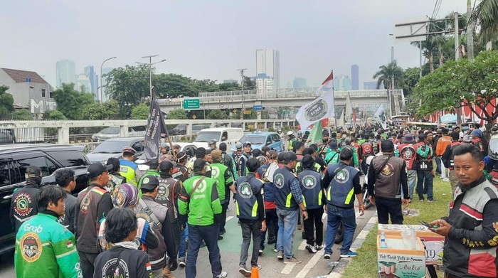 You are currently viewing Demo Ojol Selesai di Depan Gedung DPR, Massa Ojol Bubarkan Diri