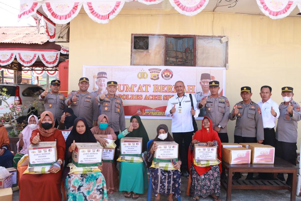 You are currently viewing Harga BBM Naik, Sejumlah Lansia dapat Bansos Sembako dari Polres Aceh Singkil
