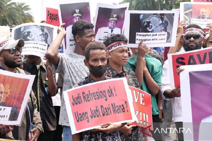 You are currently viewing Mahasiswa Papua Dukung KPK Usut Korupsi Lukas Enembe