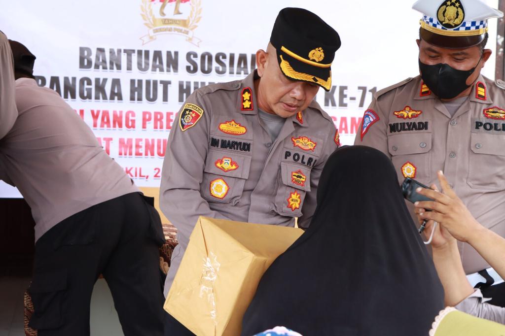 You are currently viewing Jelang HUT ke 71 Humas Polri, Polres Aceh Singkil Bagikan Sembako ke Masyarakat