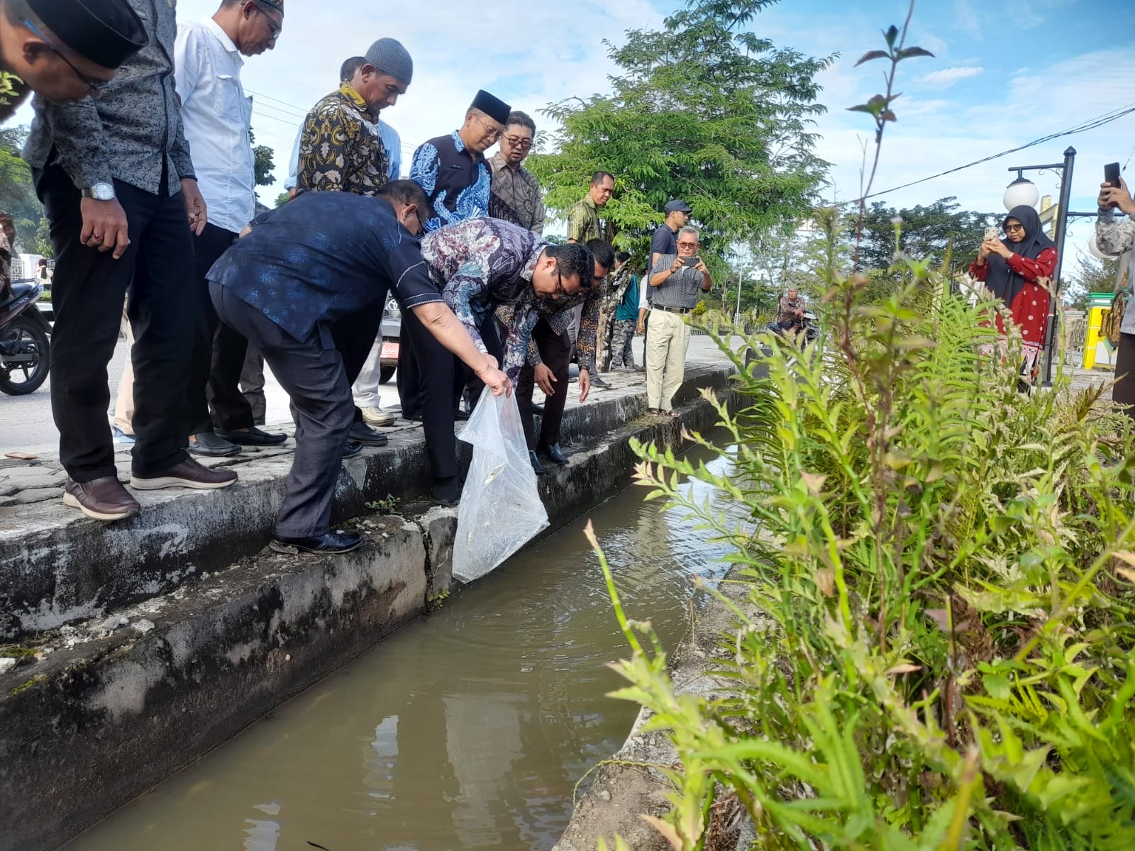 You are currently viewing YARA Aceh Singkil Kritik 100 Hari Marthunis: Foto Sini Foto Sana