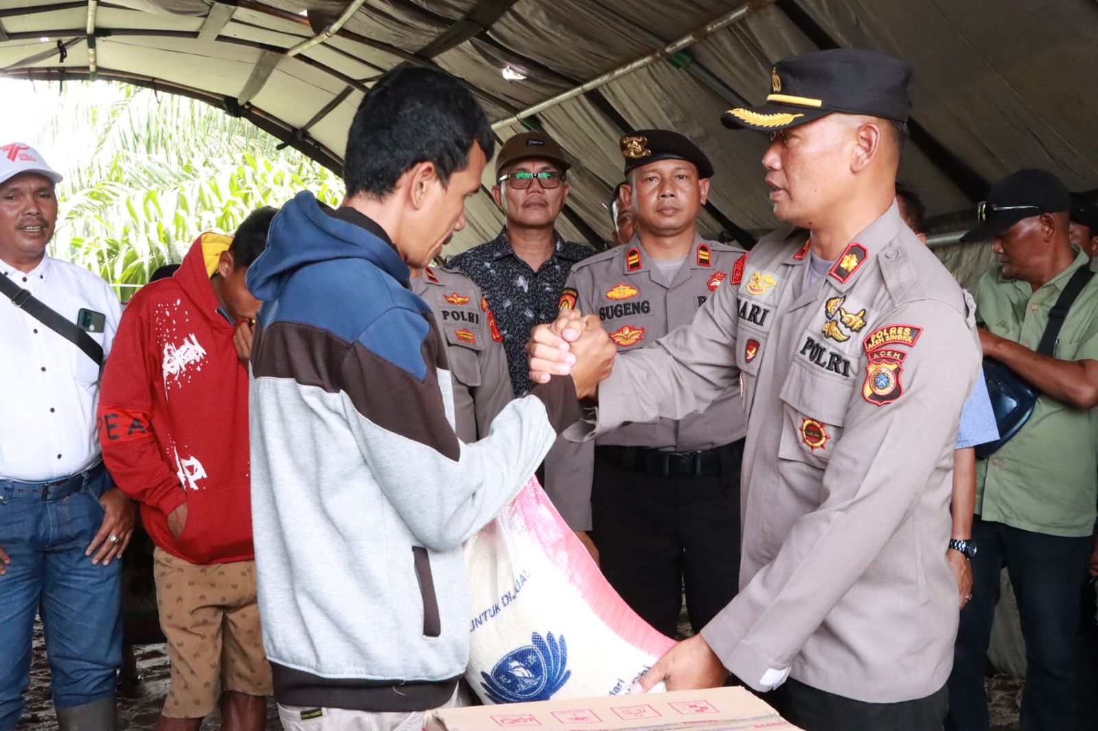 You are currently viewing Polres Aceh Singkil Salurkan Bantuan Sembako Korban Kebakaran Barak PT Nafasindo