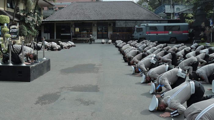You are currently viewing Polisi di Malang Sujud Massal Minta Maaf ke Korban Tragedi Kanjuruhan