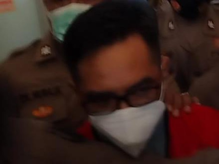 You are currently viewing Bechi Anak Kiai Jombang Tertawa Usai Dituntut 16 Tahun Penjara Kasus Pencabulan Santriwati
