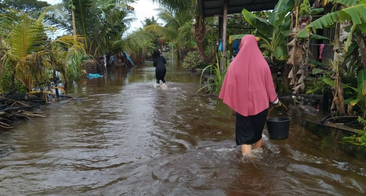 You are currently viewing Banjir Rendam Pemukiman di Desa Kuta Simboling, Warga Harapkan Bantuan Sembako
