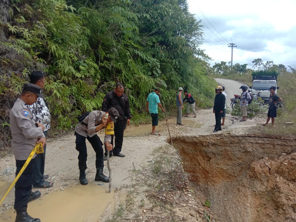 You are currently viewing Longsor Jalan Alternatif Aceh Singkil-Subulusalam di Desa Lae Sipola Makin Lebar