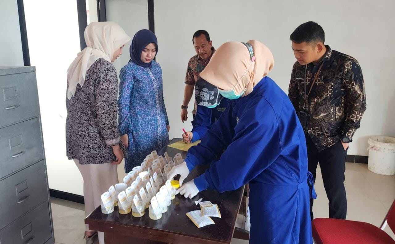 You are currently viewing Pegawai Kejari Aceh Singkil Jalani Tes Urine Cegah Narkoba