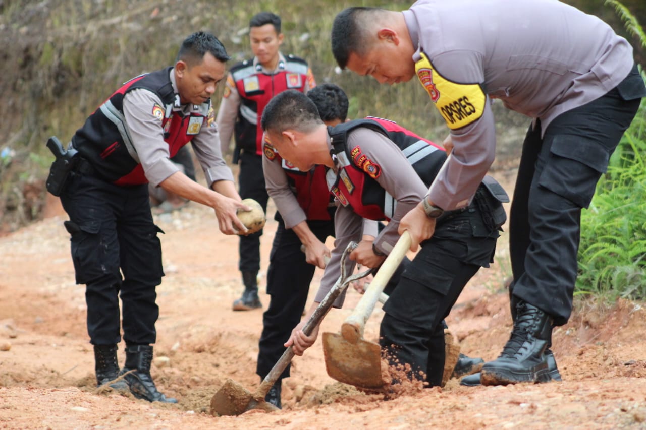 You are currently viewing Polisi Turun Tangan Perbaiki Jalan Rusak di Aceh Singkil