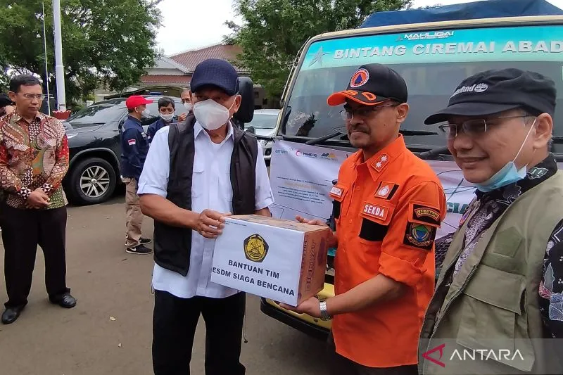 You are currently viewing Menteri ESDM Salurkan Bantuan ke Warga terdampak gempa Cianjur