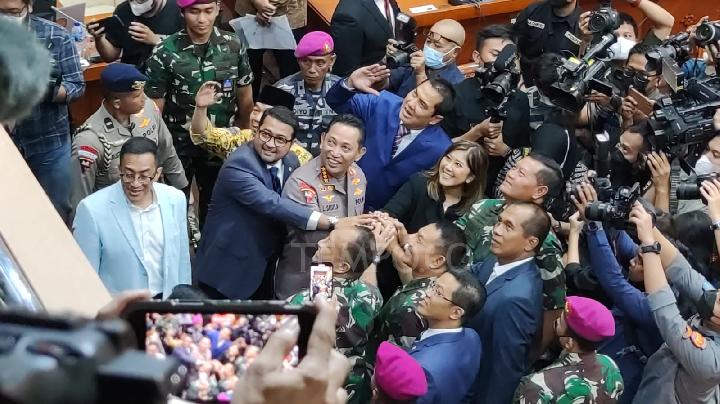 You are currently viewing Uji Kelayakan Panglima TNI, Gelak Tawa Pecah saat Yudo Margono Tunjukkan Foto Istri
