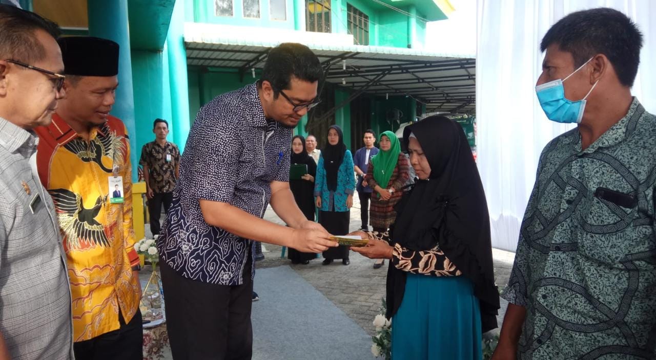 You are currently viewing Pj Bupati Aceh Singkil Salurkan Bansos BBM