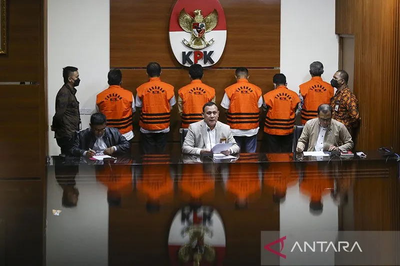 You are currently viewing KPK Menahan Bupati Bangkalan dan Enam Tersangka Dugaan Kasus Lelang Jabatan