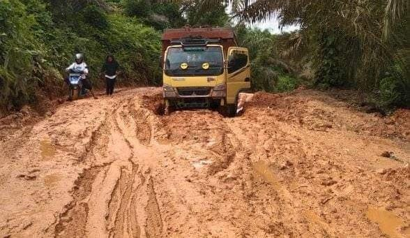 You are currently viewing Jalan Rusak Tak Diperbaiki, Warga Singkohor Ancam Gabung ke Pemko Subulusalam