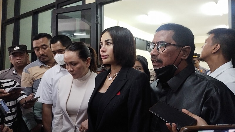 You are currently viewing Nikita Mirzani Ngamuk Diruang Sidang Pukul Mic Hingga Lempar Berkas