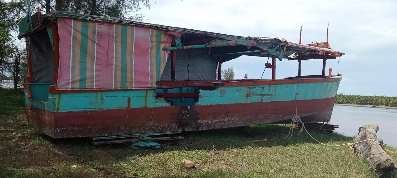 You are currently viewing Kapal Nelayan Ditepi Kuala Gabi Singkil Terbakar