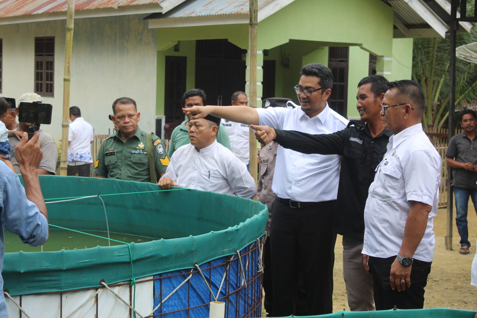 You are currently viewing Pj Bupati Aceh Singkil Panen Lele Bioflok, Omzetnya Menggiurkan