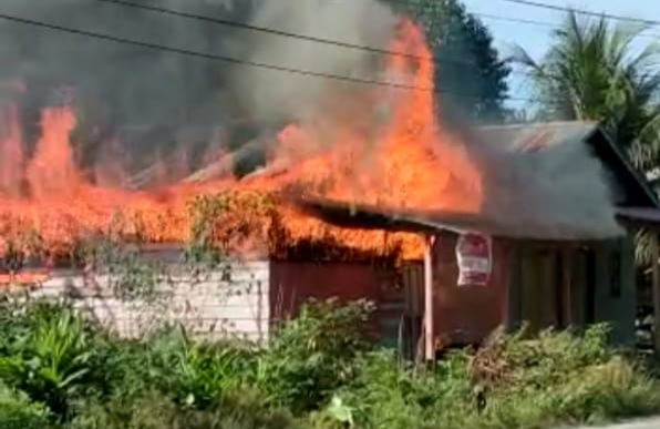You are currently viewing Sebuah Rumah Kayu di Aceh Singkil Ludes Terbakar, Pemilik Rugi Ratusan Juta