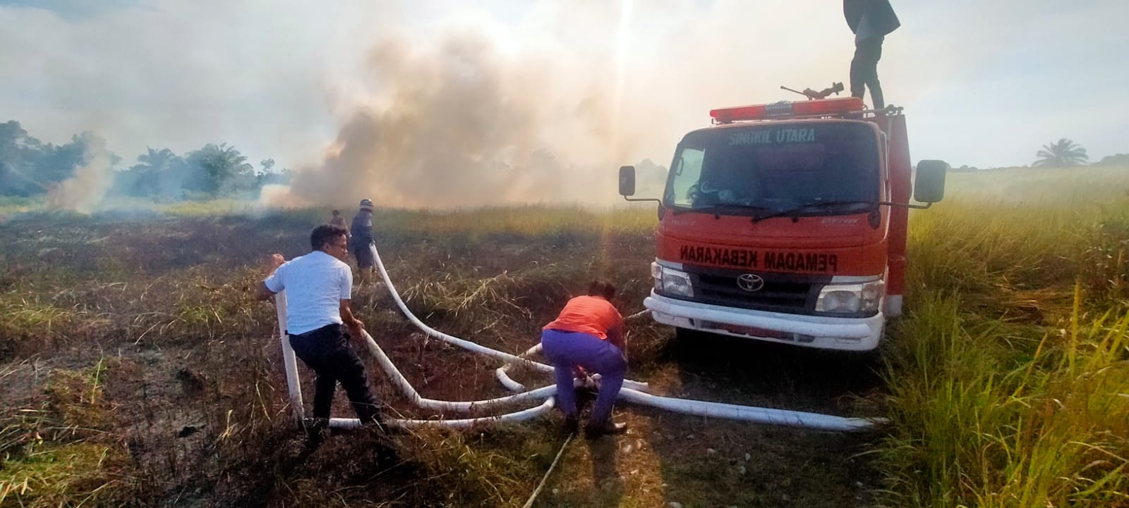 You are currently viewing Lahan Kosong Komplek Bandara Syekh Hamzah Fansuri Terbakar