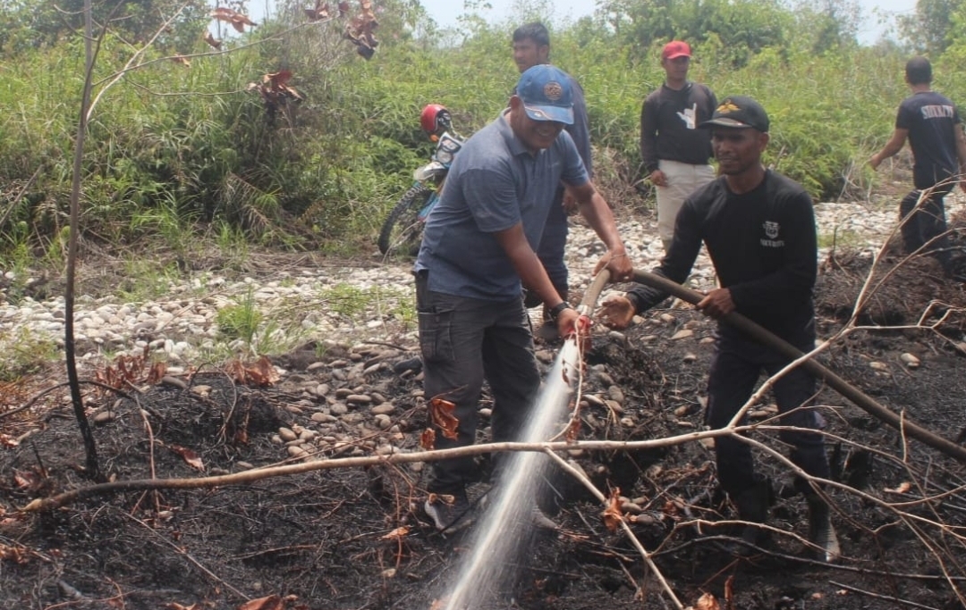 You are currently viewing Terdetek Pada Aplikasi Lancang Kuning, Polres Aceh Singkil Padamkan Api di HGU PT Delima Makmur
