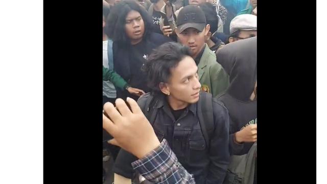 You are currently viewing Jefri Nichol Lempar Tikus dan Payung ke Gedung DPR Saat Demo Tolak UU Cipta Kerja