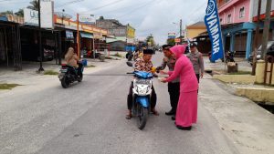 Read more about the article Polsek Gunung Meriah Bagikan Takjil Kepada Warga