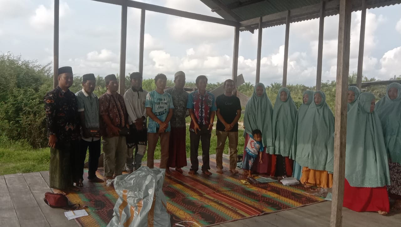 You are currently viewing Mualaf Centre Darus Salihin Aceh Singkil Salurkan Paket Alat Shalat dan Mushaf Al-Qur’an