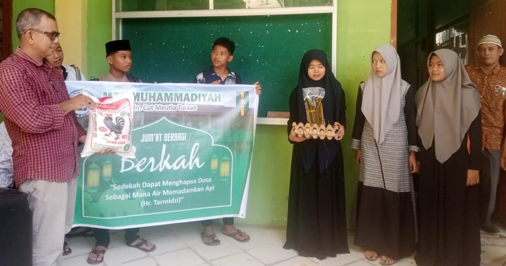 You are currently viewing Program Jumat Berkah, MTs Muhammadiyah Tulaan Bagikan Sembako ke Anak Yatim Piatu dan Fakir Miskin