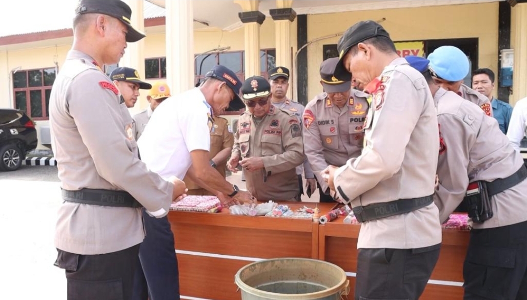 You are currently viewing Polres Aceh Singkil Musnahkan Ratusan Petasan Sitaan