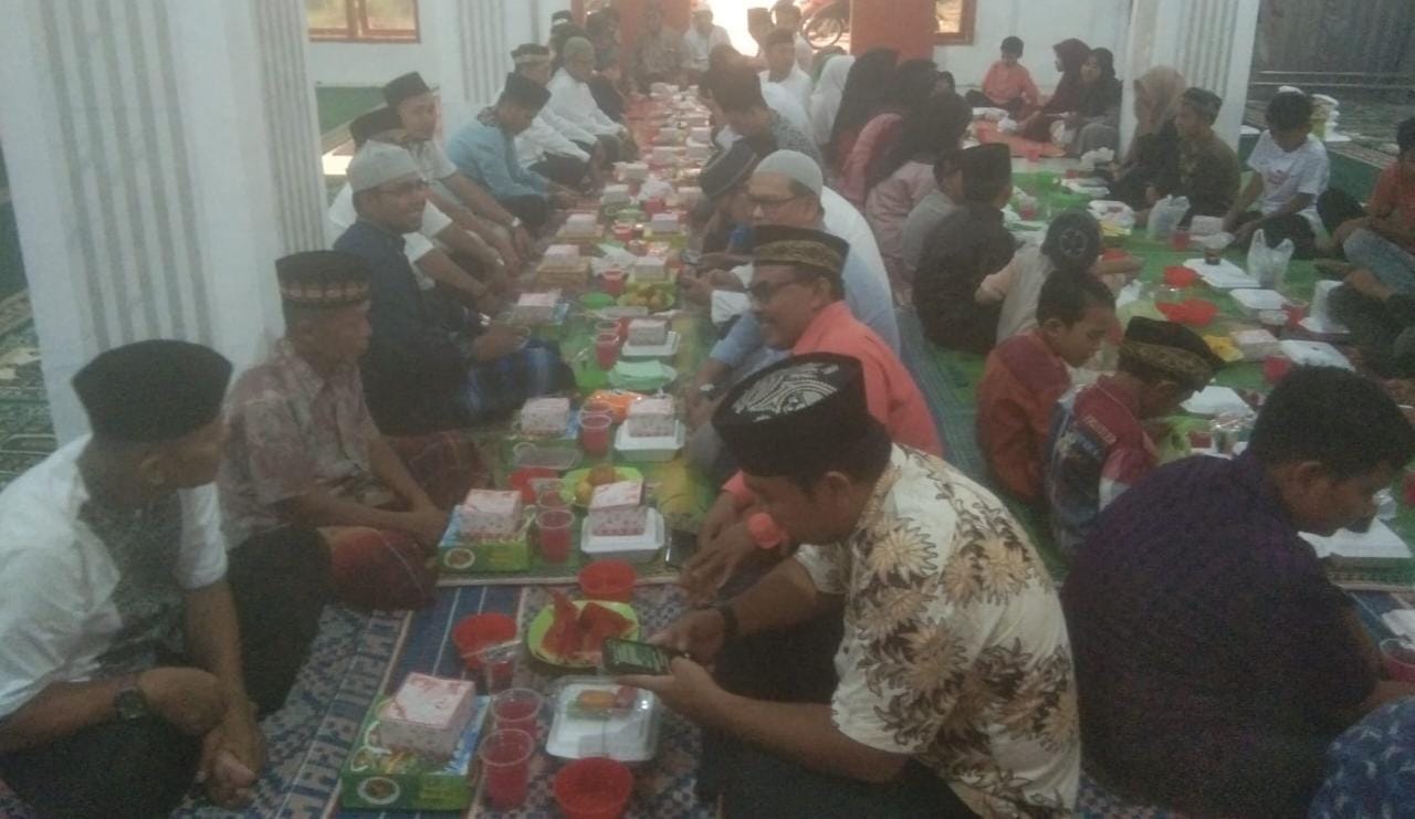 You are currently viewing BKM Alhidayah Pulo Sarok Buka Puasa Bersama Puluhan Anak Yatim