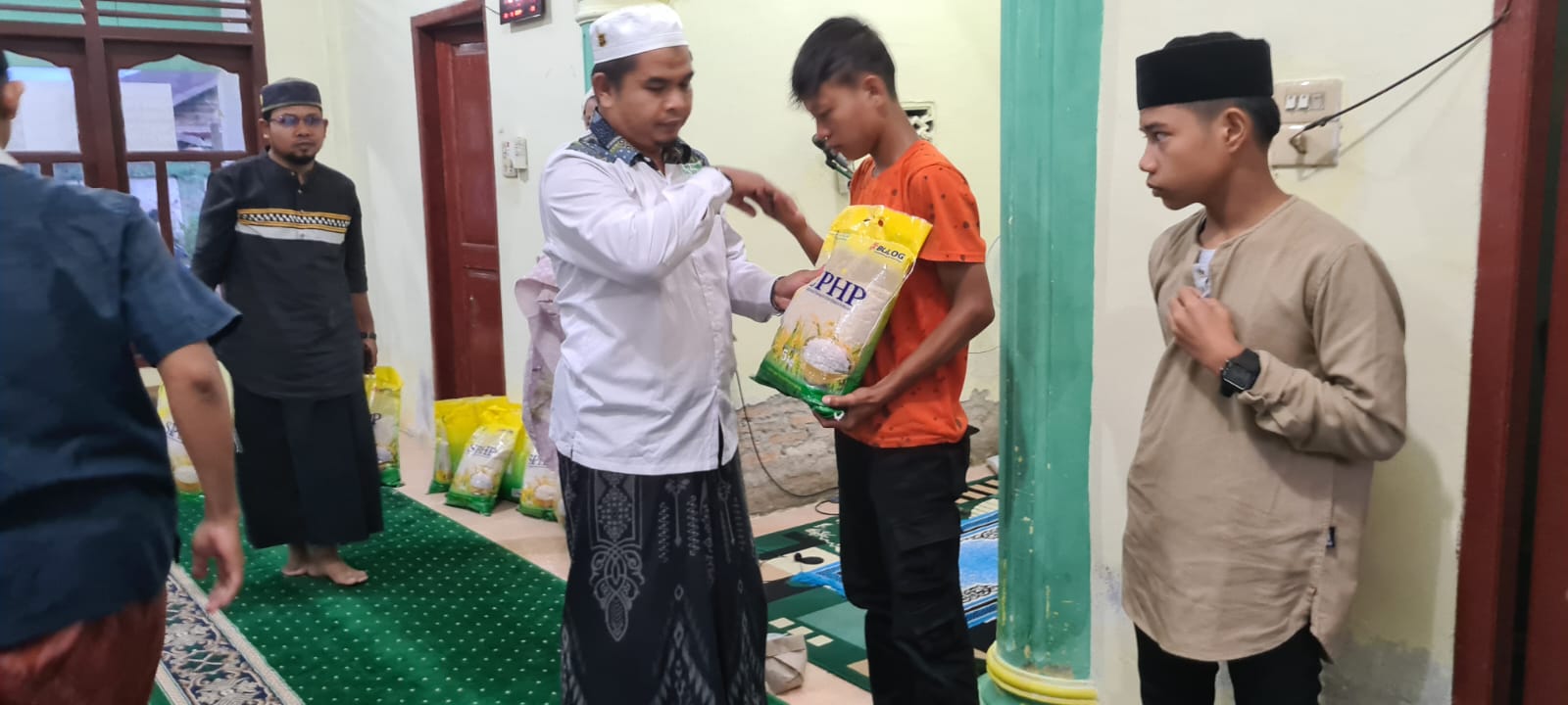 You are currently viewing Jumat Berkah, BKPRMI Aceh Singkil Santuni Anak Yatim