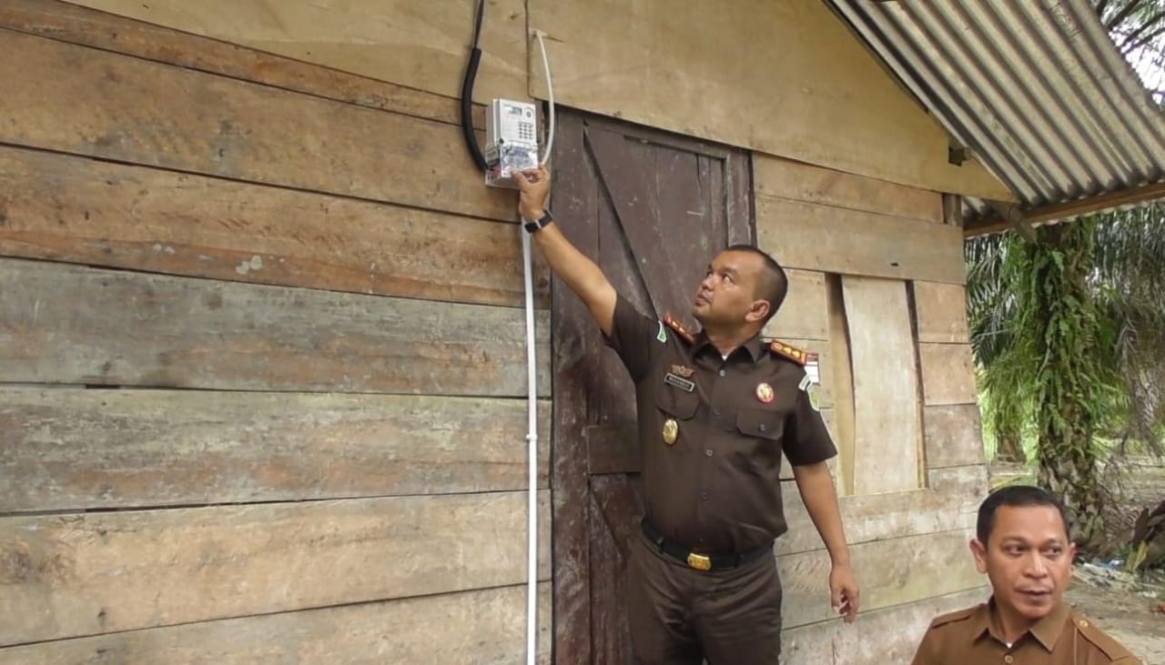 You are currently viewing Hari Bhakti Adhiyaksa ke-64, Kejari dan PLN Aceh Singkil Pasang Listrik Gratis Rumah Warga