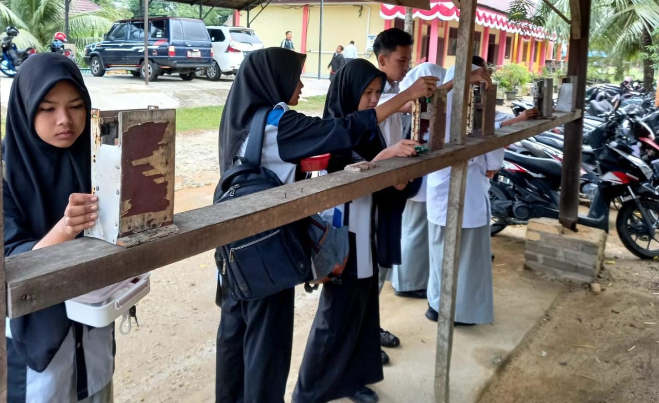 You are currently viewing Sukses Gunakan Absensi Online, Kepsek SMKN 1 Gunung Meriah Ajak Sekolah Lain Tiru