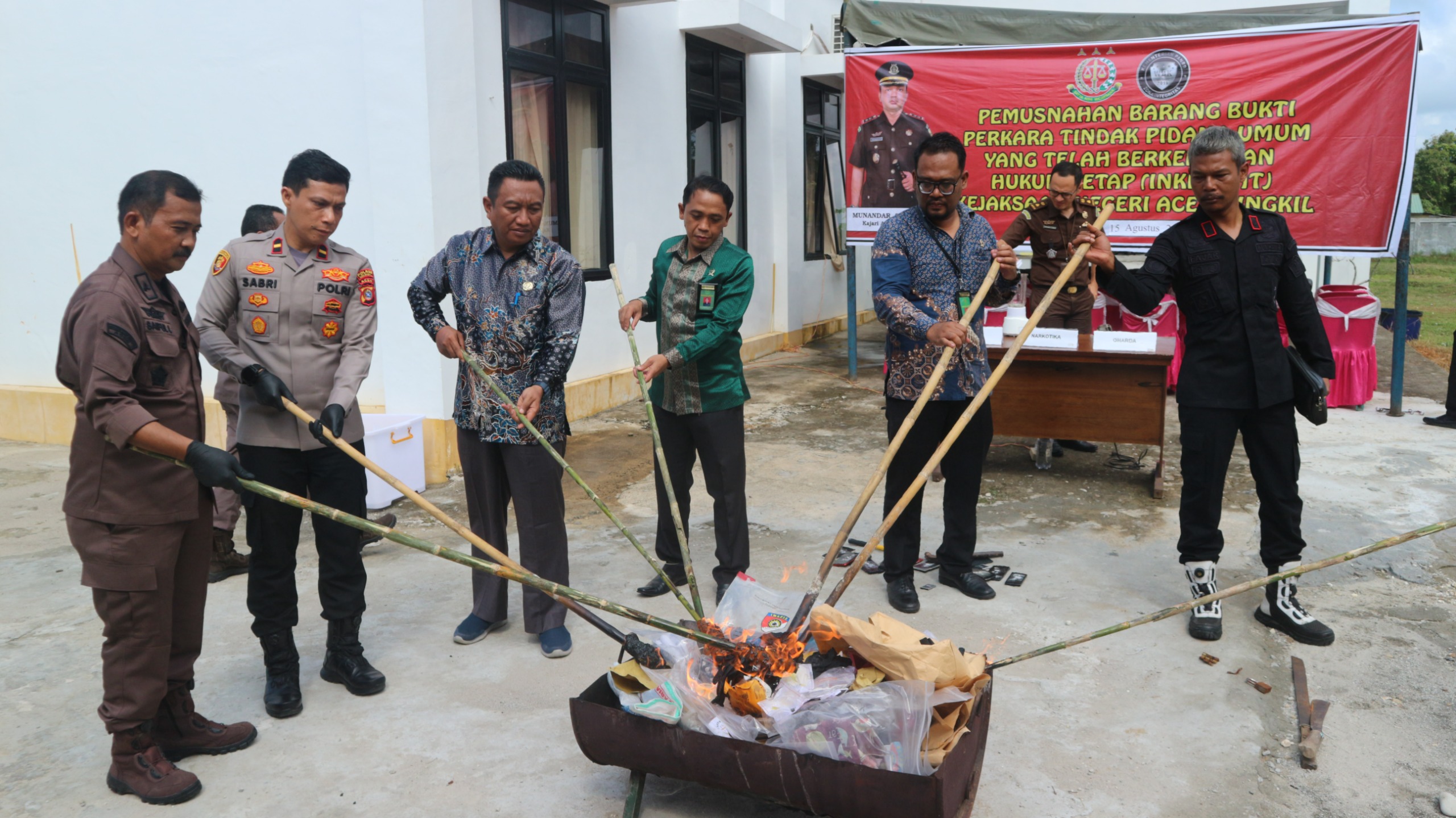You are currently viewing Kejari Aceh Singkil Musnahkan Barang Bukti, Ada Sabu, Hp dan lainnya