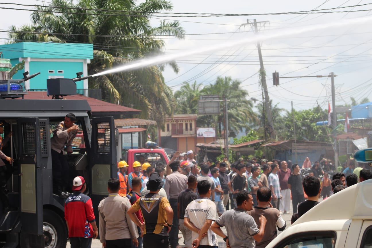 You are currently viewing Kebakaran di Simpang Tugu Lipat Kajang Atas, Polres Aceh Singkil Turunkan Water Cannon