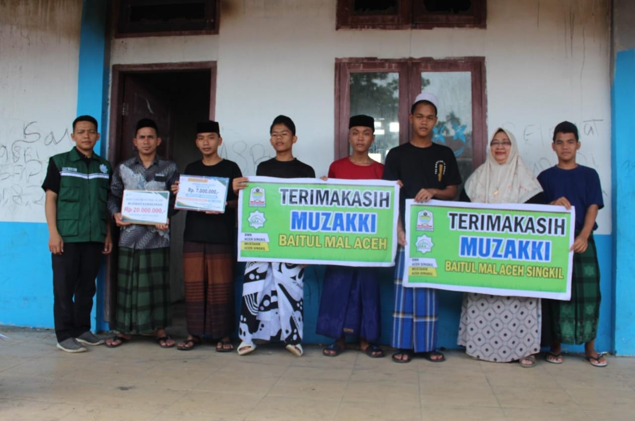 You are currently viewing Baitul Mal Aceh Singkil Salurkan Bantuan Korban Kebakaran Ponpes Darul Mutaalimin
