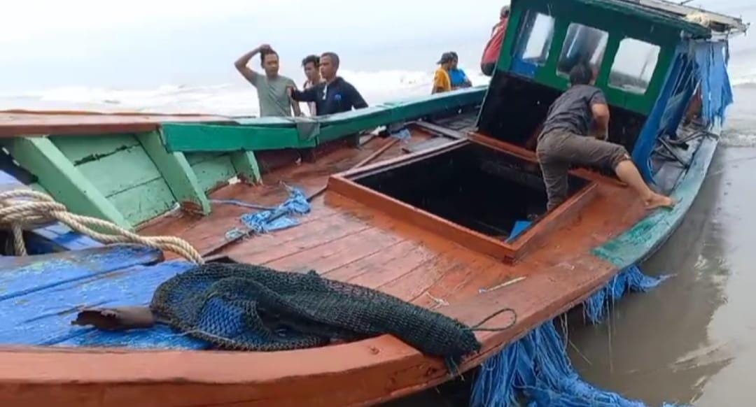 You are currently viewing Dua Kapal Nelayan Aceh Singkil Dihantam Badai