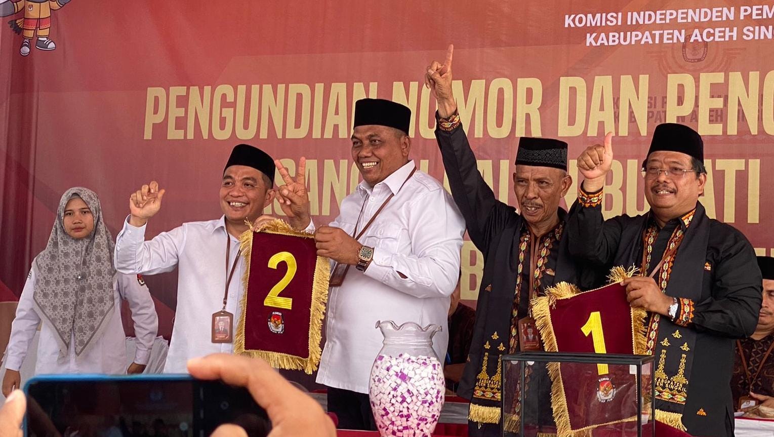 You are currently viewing Dua Paslon Pilkada Aceh Singkil Cabut Undi Nomor Urut