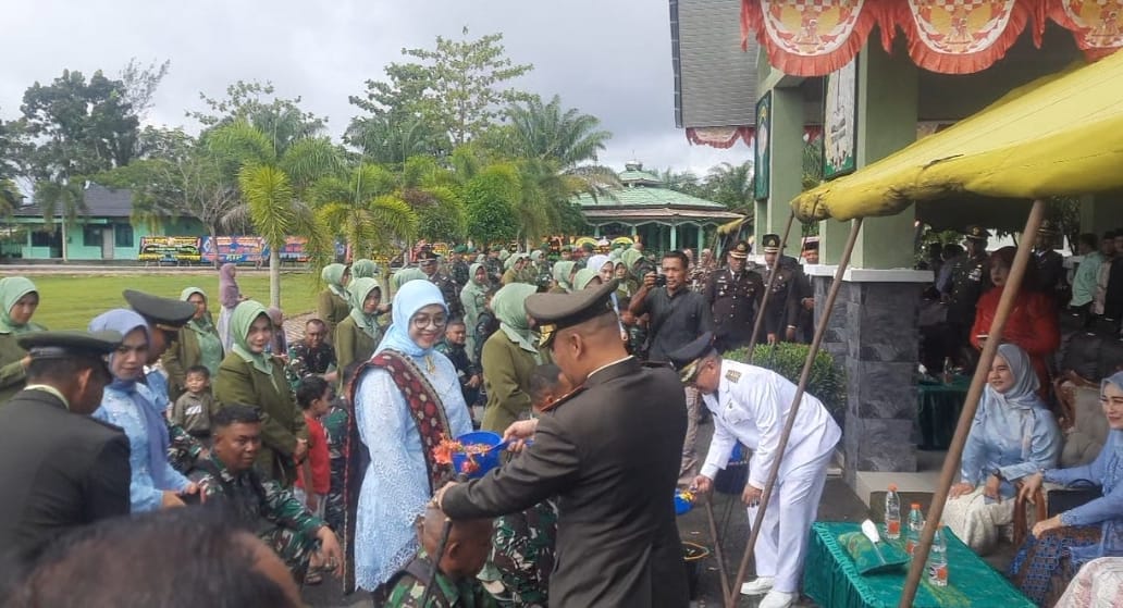 You are currently viewing HUT ke-79 TNI, Prajurit Kodim Aceh Singkil Naik Pangkat Hingga Mandi Air Bunga