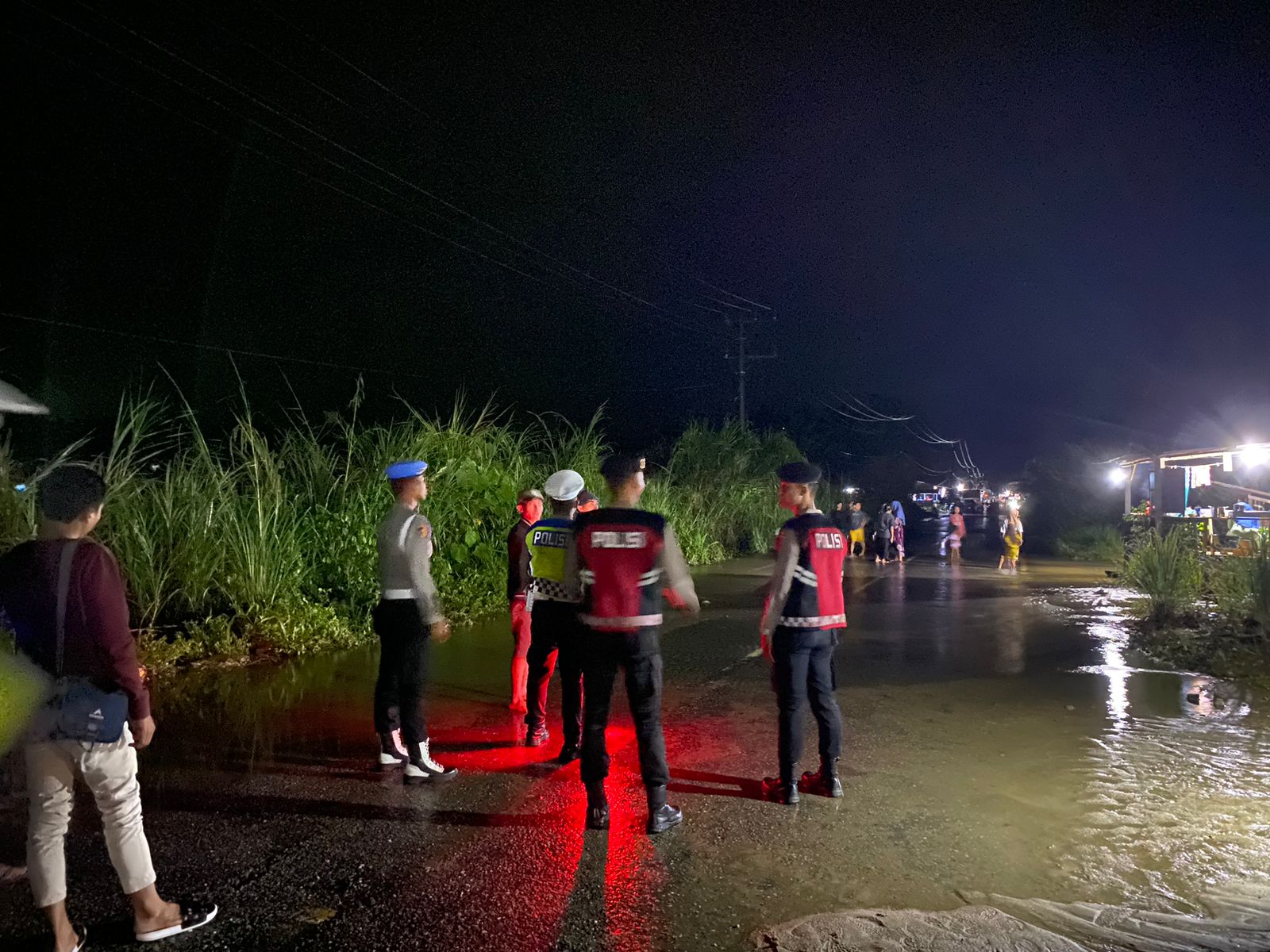 You are currently viewing Personel Polres Aceh Singkil Atur Lalu Lintas di Kawasan Banjir