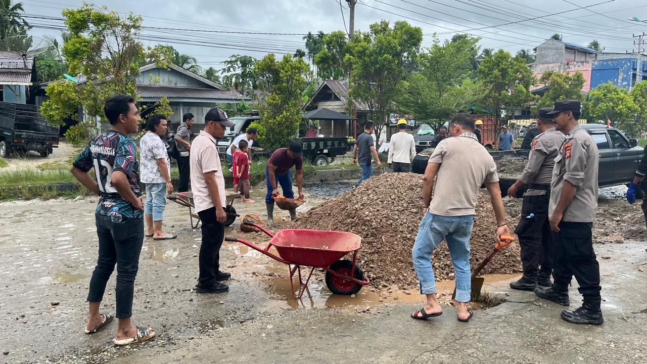 You are currently viewing Polres Aceh Singkil Bersama PT Socfindo Tambal Jalan Berlobang