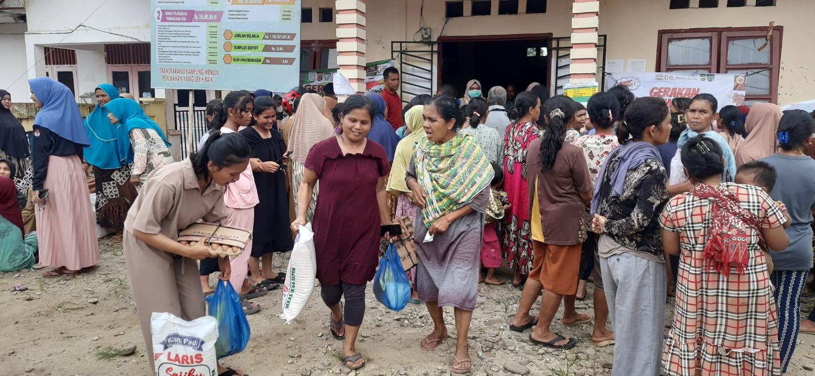 You are currently viewing Warga Berdesakan Serbu Pangan Murah di Aceh Singkil, 400 Paket Ludes