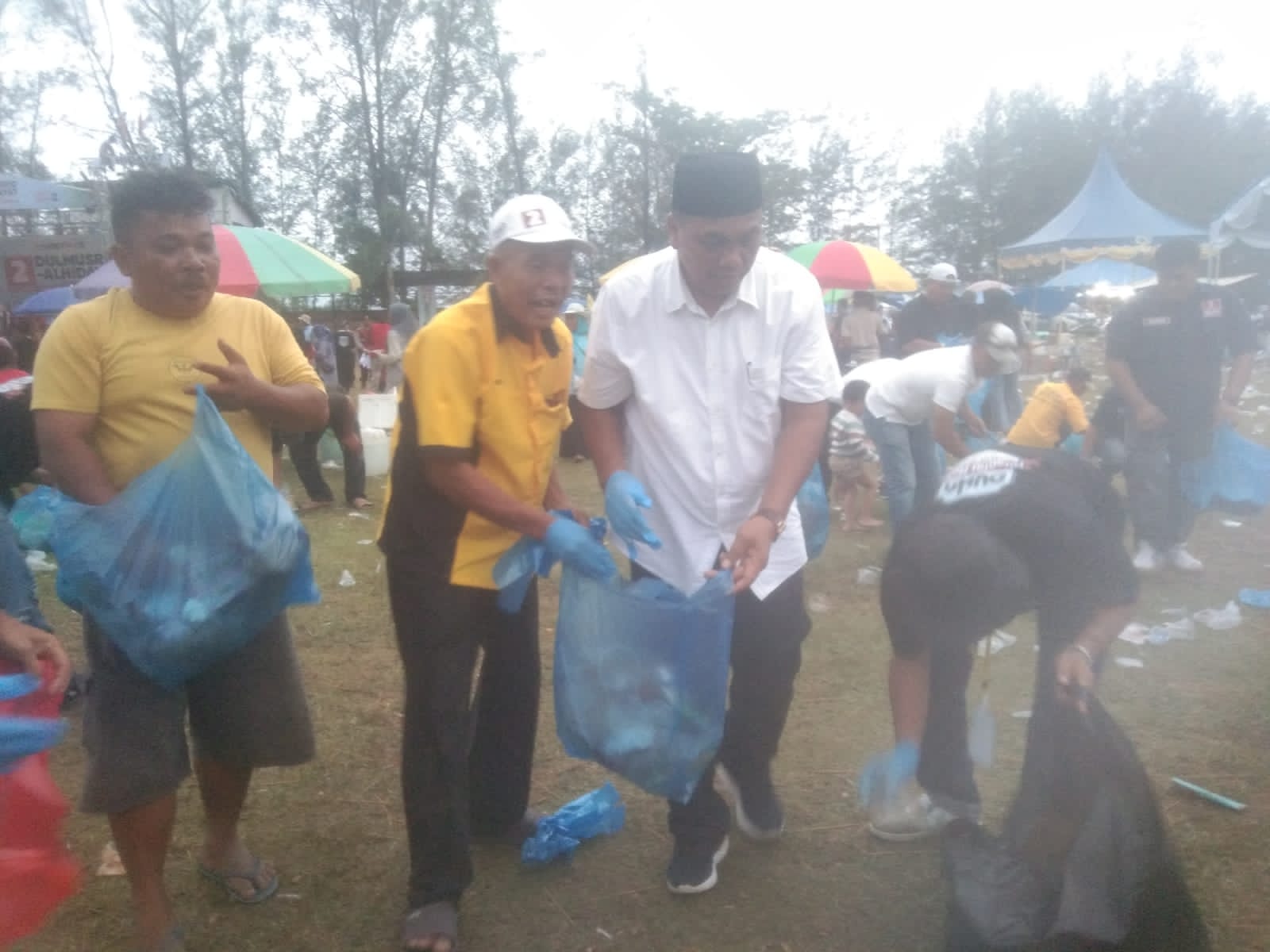 You are currently viewing Usai Kampanye Akbar, Dulmusrid-Al Hidayat Pungut Sampah