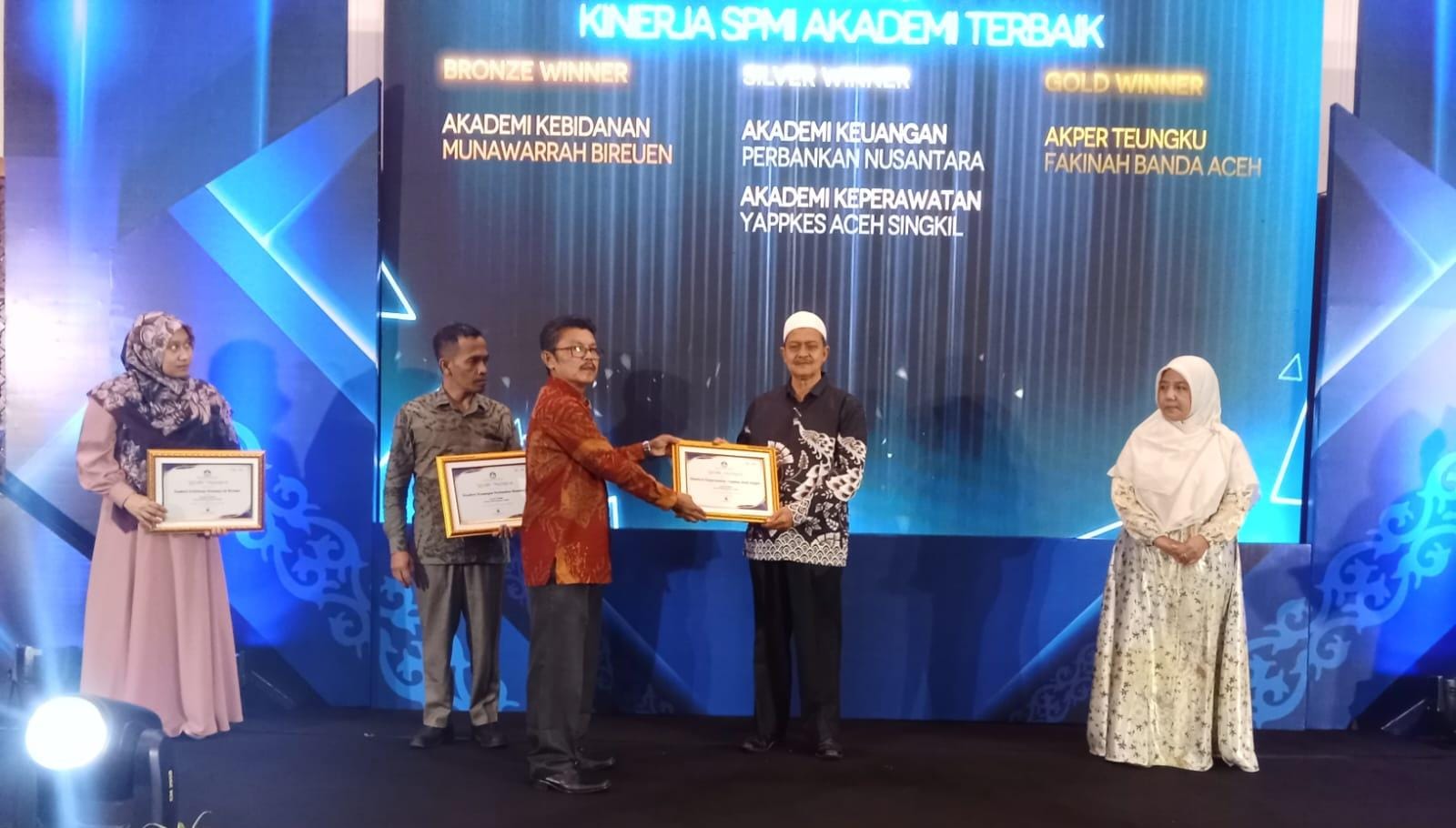 You are currently viewing Akper Yappkes Aceh Singkil raih Penghargaan SPMI dan Kinerja Mutu Akademik Terbaik LLDikti Aceh