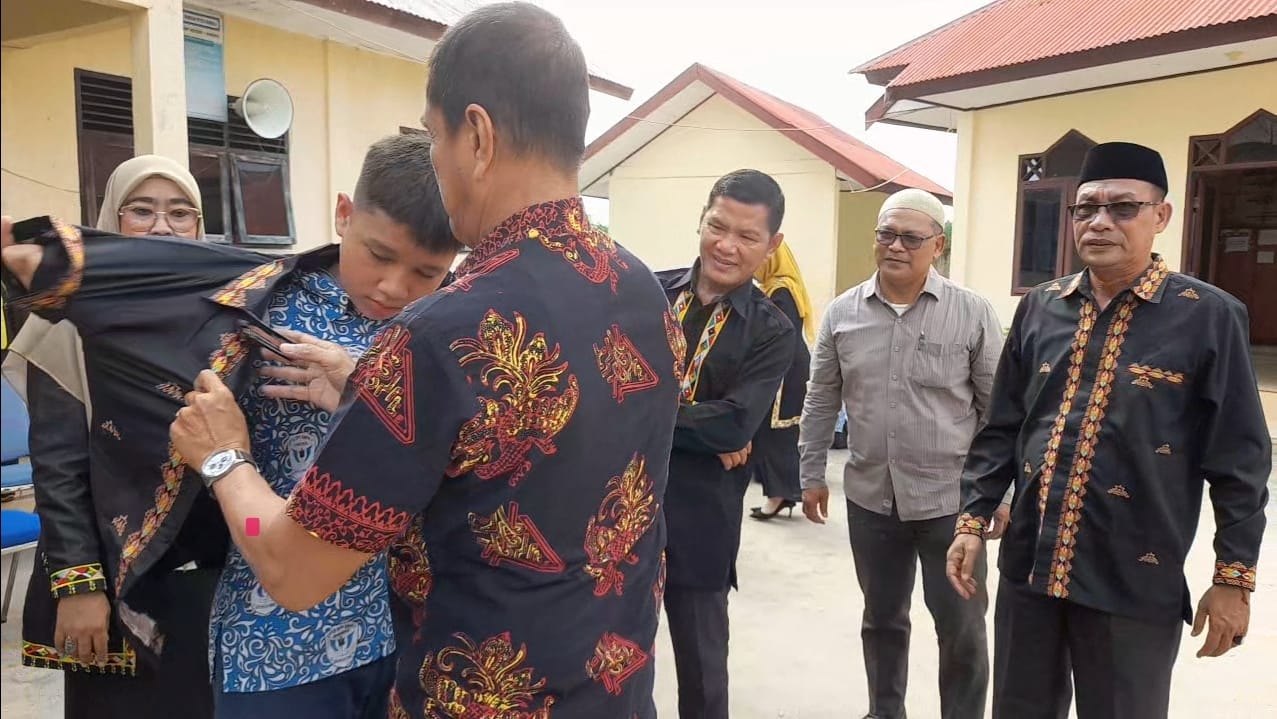 You are currently viewing MAA Jelaskan Makna Lima Motif Warna Baju Khas Singkil ke Siswa
